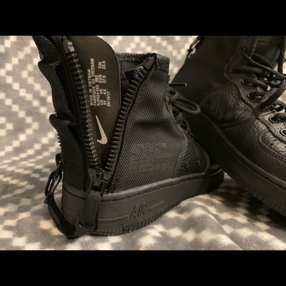 Nike - Picture 3 of 4